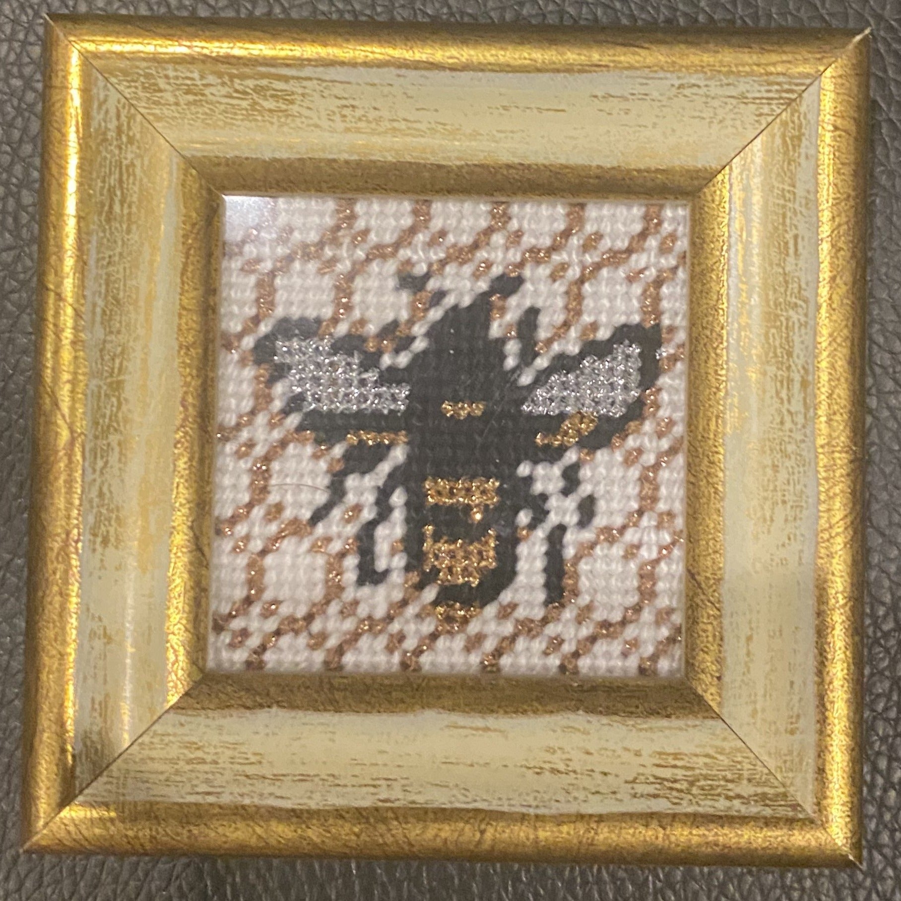 PS - Self-Finishing Needlepoint - 22-19 - Bee